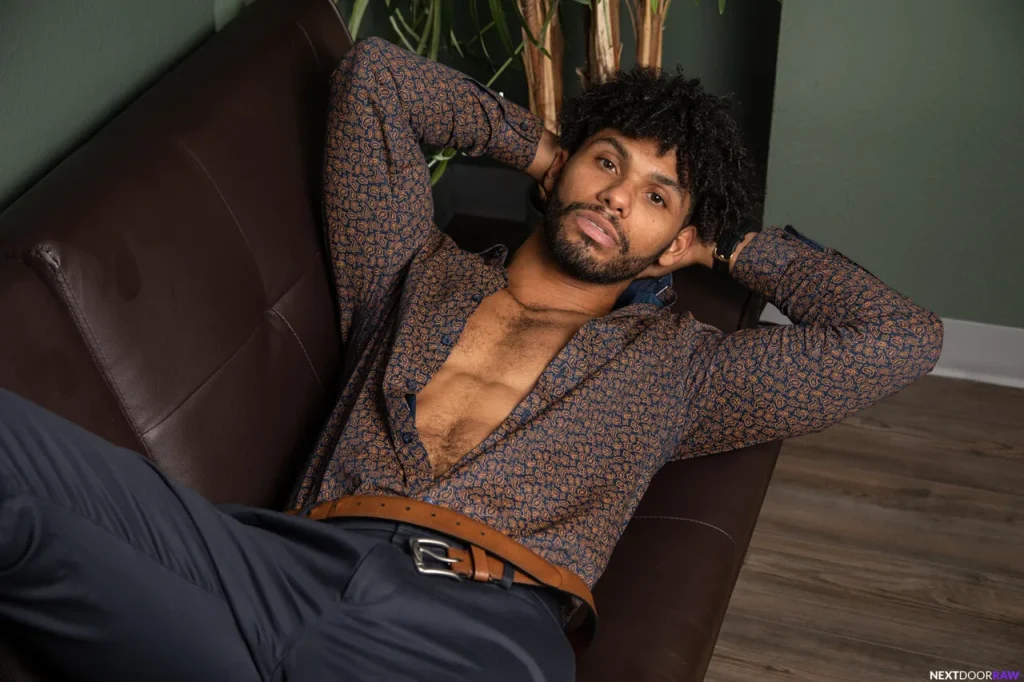 Trevor Harris và Tony Genius cùng nhau ân ái đồng giới liên chủng tộc ngay tại nơi làm việc